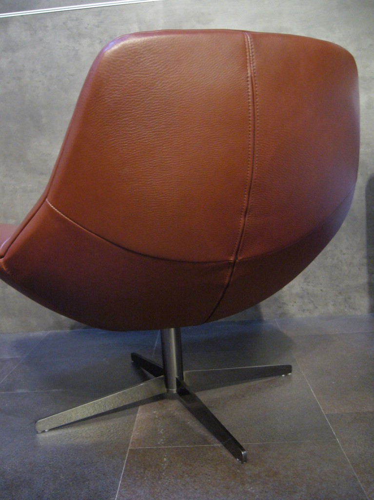 vue-de-dos-fauteuil-allen-cuir-pleine-fleur-marone