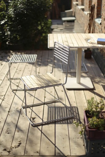 Chaise design extérieure de terrasse BANDOL en métal acier de couleur et assise en bois massif