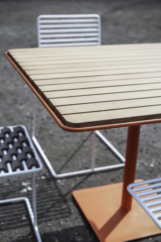 table de jardin BANDOL carrée 100 cm en métal acier de couleur et en bois massif