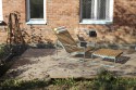 Chaise longue PRÉVA et sa table basse, extérieur de jardin en métal acier de couleur et en bois massif