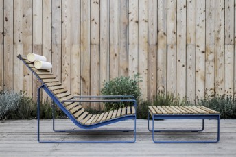 Chaise longue PRÉVA et sa table basse, extérieur de jardin en métal acier de couleur et en bois massif
