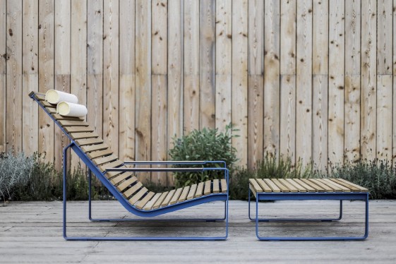 Chaise longue SAINT-MALO et sa table basse, extérieur de jardin en métal acier de couleur et en bois massif