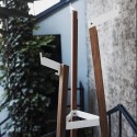 Porte manteau pour extérieur terrasse SALTO en métal acier de couleur et en bois massif