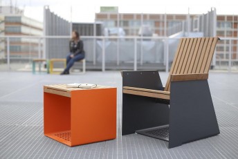 Petit fauteuil extérieur de terrasse ROYAN en métal aluminium de couleur et en bois massif