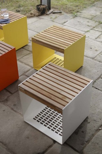 Petite table extérieur de terrasse ROYAN en métal aluminium de couleur et en bois massif