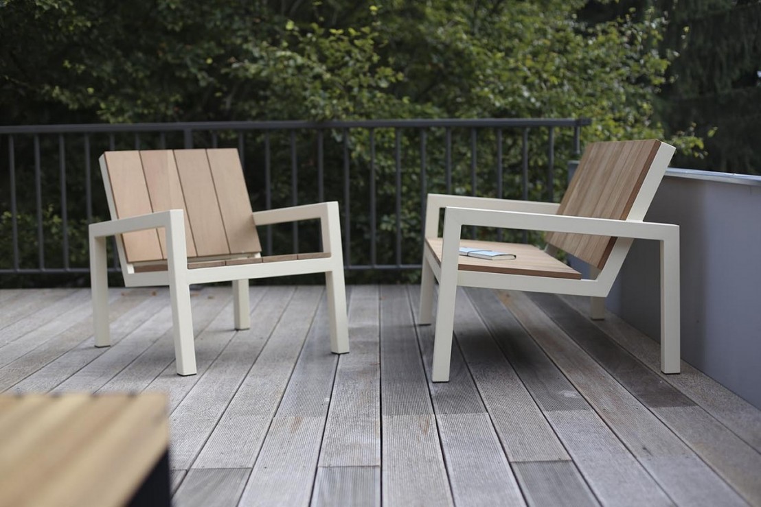 Petit fauteuil extérieur de jardin LAUREDE en métal acier de couleur et en  bois massif - SEANROYALE