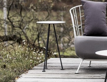 Petite table haute bout de canapé MAJ extérieur de jardin en métal acier de couleur et plateau en HPL