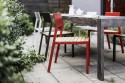 Chaise extérieure de terrasse CORA en métal aluminium de couleur, assise en bois massif, dossier en HPL