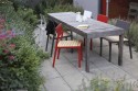 Chaise extérieure de terrasse CORA en métal aluminium de couleur, assise en bois massif, dossier en HPL
