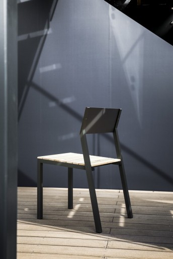 Chaise extérieure de terrasse en métal aluminium de couleur, assise en bois massif, dossier en HPL CANNES