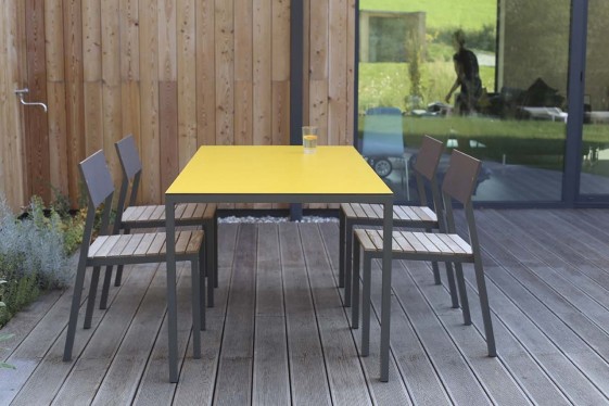 Salon de jardin CORA, table rectangle 175 cm et 4 chaises, métal aluminium de couleur, plateau de couleur et bois massif