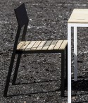 Spécial balcon, CORA, table carrée et 2 chaises, métal aluminium de couleur et bois massif