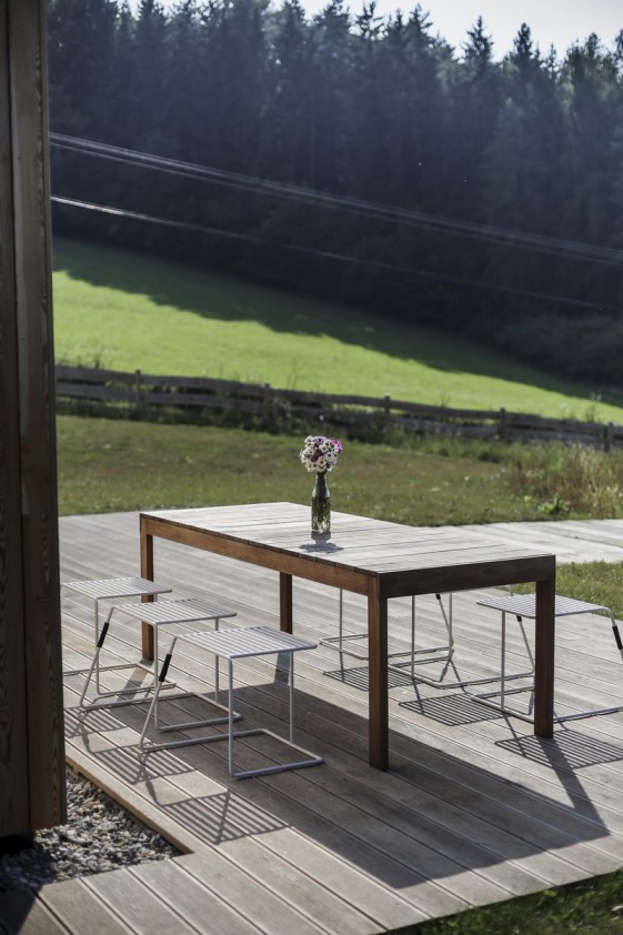 Ensemble de jardin grande table rectangulaire SENA 220 cm en bois massif et 6 tabourets TINA en acier de couleur
