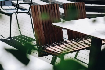 Chaise extérieure de terrasse AXIS en métal acier de couleur et bois massif