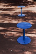 Petite table ronde d'appoint design en métal SPULKA