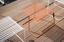 Salon de jardin table rectangulaire FONTAINEBLEAU en Ipé, 2 chaises et 2 tabourets BANDOL en acier de couleur