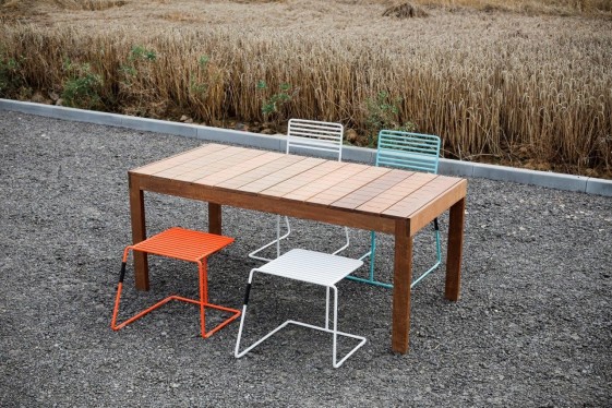 Salon de jardin table rectangulaire SENA en Ipé, 2 chaises et 2 tabourets TINA en acier de couleur