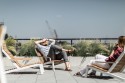 Paire de fauteuils transats ALVA, extérieur en aluminium de couleur et bois massif