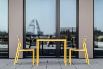 CANNES, ensemble spécial balcon, terrasse, table carrée et 2 chaises de couleur et bois massif