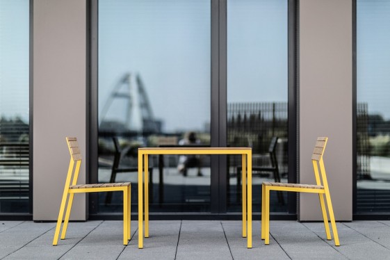 CORA, ensemble spécial balcon, terrasse, table carrée et 2 chaises de couleur et bois massif