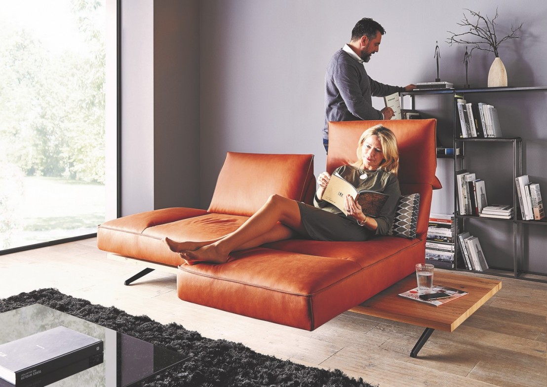 Canapé design 2 places cuir relax IDOLATION sur plateau banc en bois