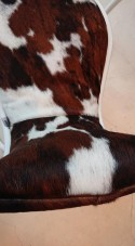 Fauteuil original TIMELESS en peau de vache, accoudoirs blancs
