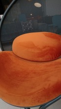 Fauteuil CHIPS de TON en tissu velours Brunei orange brûlé