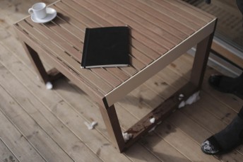 Tabouret, repose-pieds / table basse CAP FERRAT en bois massif, acier de couleur