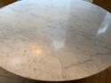 Ensemble POTOCCO, table ronde ANFORA en marbre & 4 chaises KEEL cuir pleine fleur Nina naturel