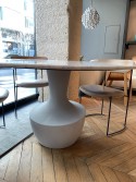 Ensemble POTOCCO, table ronde ANFORA en marbre & 4 chaises KEEL cuir pleine fleur Nina naturel