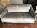Petit canapé compact en tissu velours gris acier Velvet Vintage DIXIE.MISS