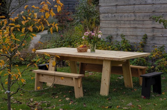 STOK, grande table de jardin rectangulaire en bois massif de frêne