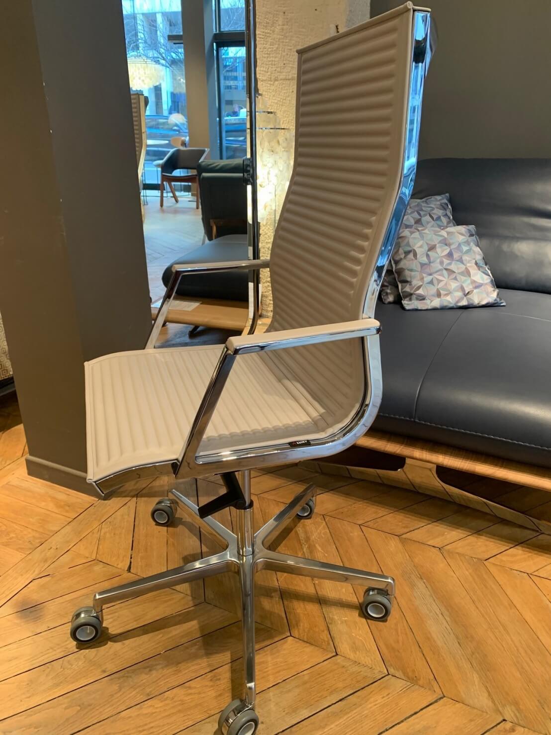 NULITE, fauteuil de bureau design strié cuir pleine fleur gris clair