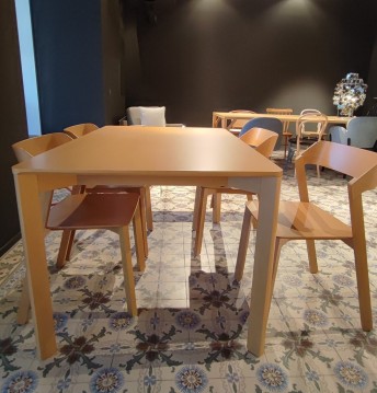Ensemble table rectangulaire LASU & 4 chaises MERANO en hêtre honey