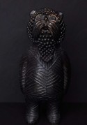 MYKHAS EARTH lion en céramique noir d'Ukraine, collection DIDO