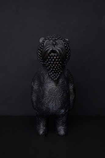 MYKHAS EARTH lion en céramique noir d'Ukraine, collection DIDO