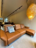 Canapé d’angle BLISS&LOUNGE avec une fonction relax, 4 places et chaise longue retour côté droit, en cuir skin teinte cognac