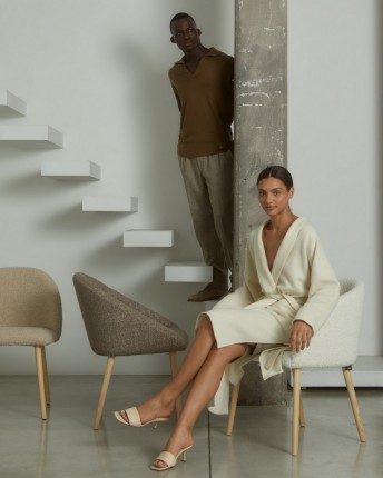 BLOOM chaise coque tapissée design LUXY, pieds au choix