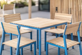CANNES salon de jardin table carrée et 4 chaises, aluminium de couleur et bois massif