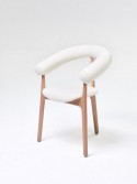 Chaise en bois dossier / accoudoirs tapissés boa tissu bouclette, FISHBONES