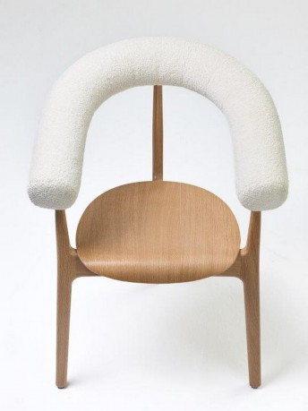 Chaise en bois dossier / accoudoirs tapissés boa tissu bouclette, FISHBONES