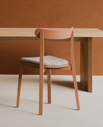 Chaises SUN-HI en bois de hêtre teinté ou assise tapissée, par 2