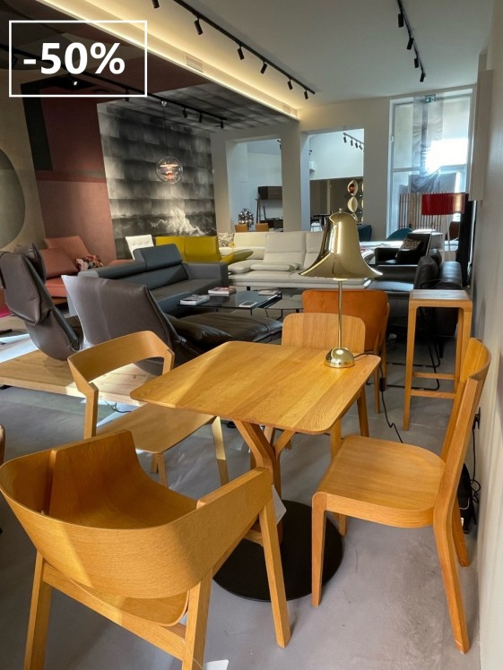 Ensemble composé d'une petite table carrée, de 3 chaises et 1 fauteuil en bois.