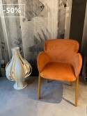 Fauteuil Ginger Ton en bois de chêne teinte honey velours orangé