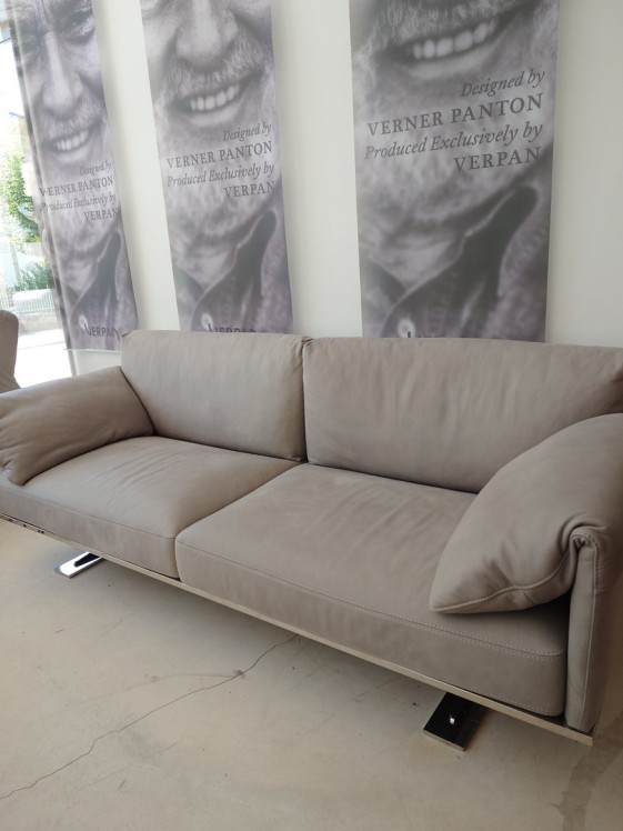 Canapé cuir gris poncé façon nubuck pieds et base chrome RAHMAN.DK