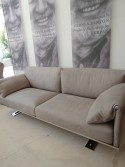 Canapé cuir gris poncé façon nubuck pieds et base chrome RAHMAN.DK