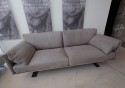 Canapé cuir gris poncé façon nubuck pieds et base chrome RAHMAN.DK
