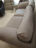 Canapé cuir gris poncé façon nubuck pieds et base chrome RAHMAN.DK