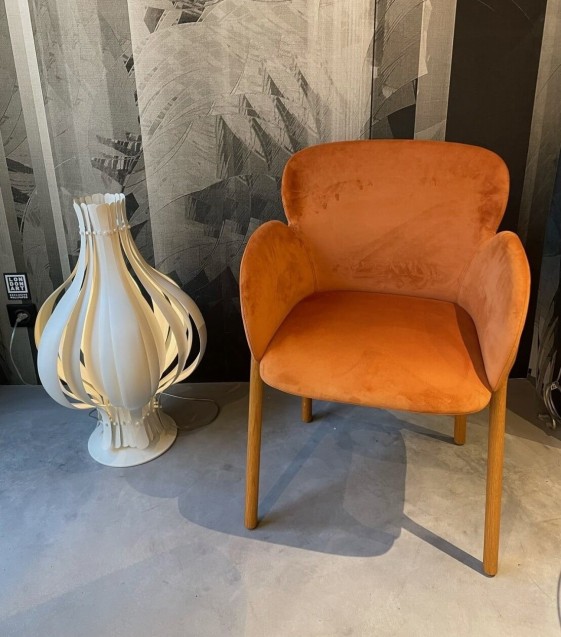 Fauteuil Ginger Ton en bois de chêne teinte honey velours orangé