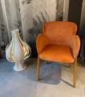 Fauteuil Ginger Ton en bois de chêne teinte honey velours orangé